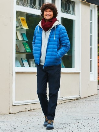 С чем носить синюю куртку-пуховик мужчине