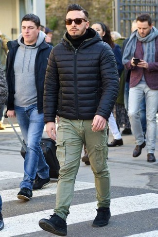 С чем носить синюю куртку-пуховик мужчине