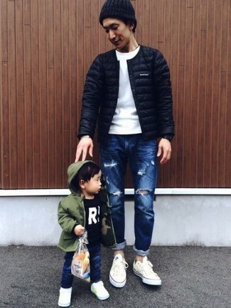 С чем носить синюю куртку-пуховик мужчине