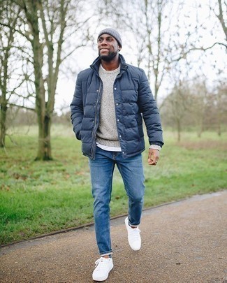 Какие низкие кеды носить с синей курткой-пуховиком мужчине