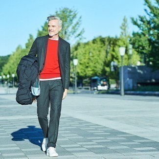 Какие низкие кеды носить с синей курткой-пуховиком мужчине