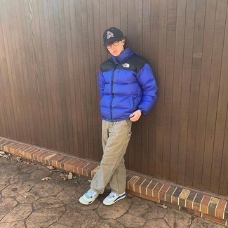 Как носить синюю куртку-пуховик с белыми кожаными низкими кедами мужчине
