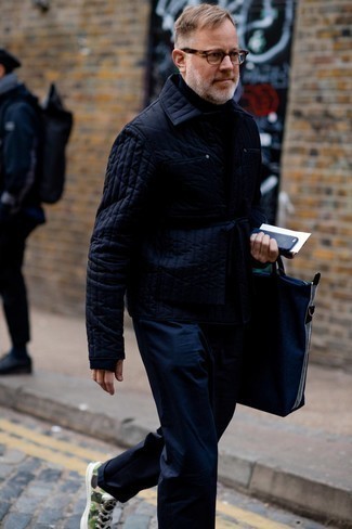 С чем носить синюю стеганую куртку мужчине