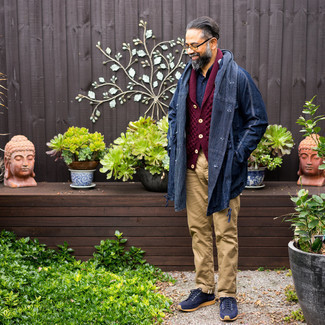 Какие кроссовки носить с синим дождевиком мужчине