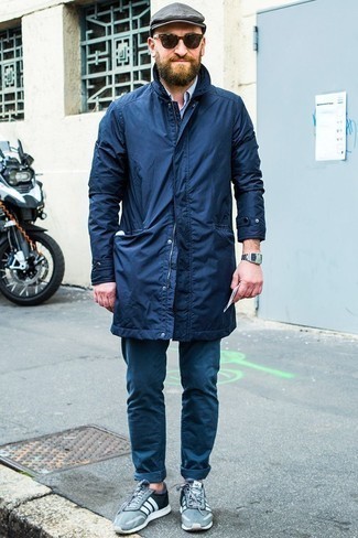 Как носить синий дождевик с синими брюками чинос