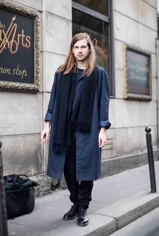 Как носить синий дождевик с синими брюками чинос