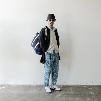 Как носить синий дождевик с синими брюками чинос