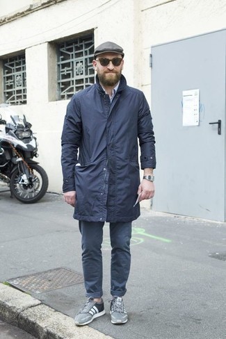 Какие брюки чинос носить с синим дождевиком