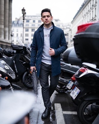 Какие брюки чинос носить с синим дождевиком