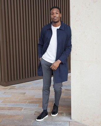 Какие брюки чинос носить с синим дождевиком