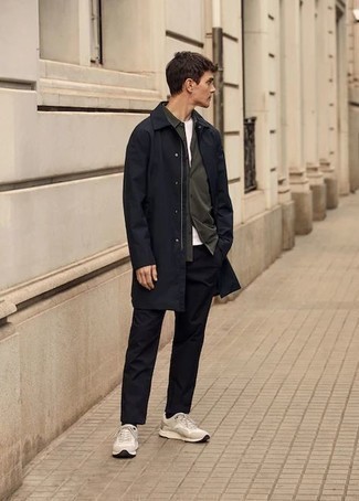 Какие брюки чинос носить с синим дождевиком