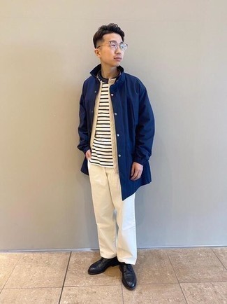 Какие брюки чинос носить с синим дождевиком