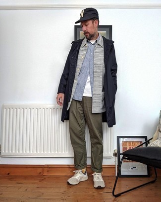 Какие футболки с круглым вырезом носить с синим дождевиком мужчине