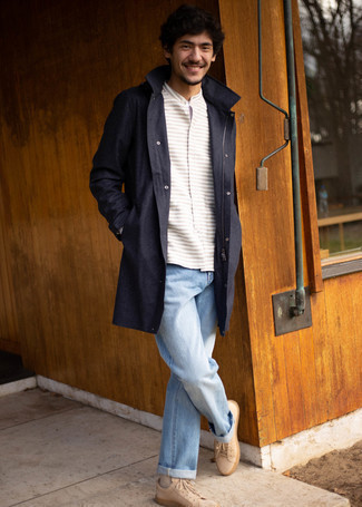 Какие джинсы носить с синим дождевиком мужчине