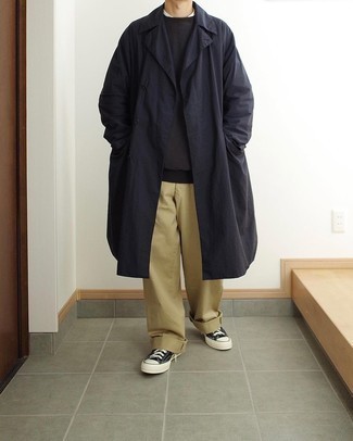 Какие низкие кеды носить с синим дождевиком мужчине