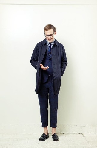 Как носить синий дождевик с темно-синим костюмом