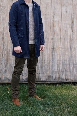 Как носить синий дождевик с оливковыми брюками чинос