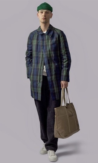 Какие спортивные штаны носить с синим дождевиком мужчине