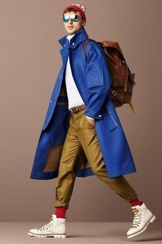 Как носить синий дождевик с белыми кожаными рабочими ботинками мужчине