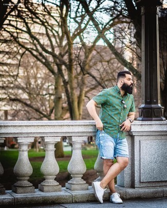 С чем носить синие джинсовые рваные шорты мужчине