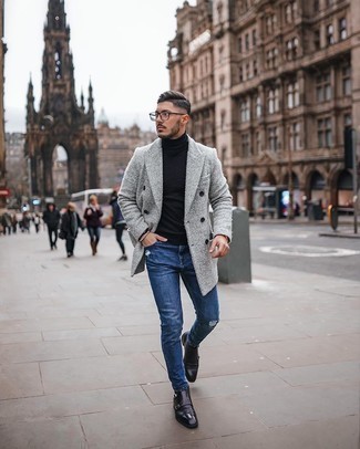 Как носить синие рваные джинсы с черными кожаными монками