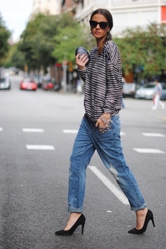 Как носить синие рваные джинсы с черными замшевыми туфлями