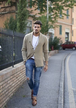 Как носить синие рваные джинсы с коричневыми кожаными монками