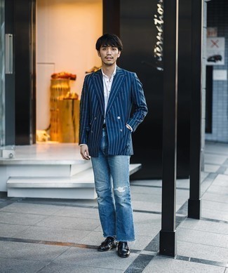 С чем носить синие рваные джинсы мужчине