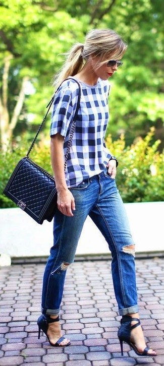 С чем носить синие рваные джинсы женщине