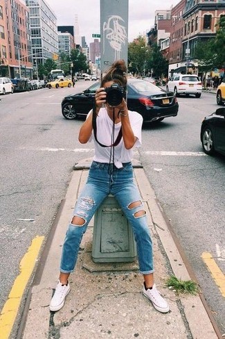 С чем носить синие рваные джинсы женщине