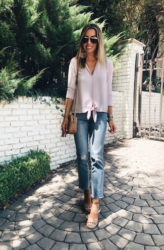 С чем носить синие рваные джинсы женщине