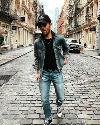 С чем носить синие рваные джинсы мужчине