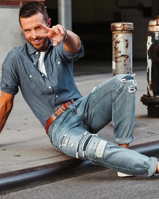С чем носить синие рваные джинсы мужчине