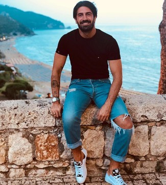 С чем носить синие рваные джинсы мужчине