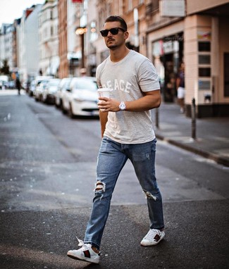 С чем носить синие рваные джинсы мужчине