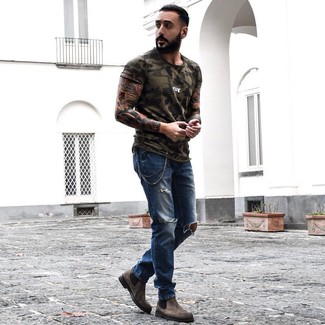 С чем носить синие рваные джинсы мужчине