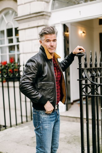 С чем носить синие рваные джинсы мужчине