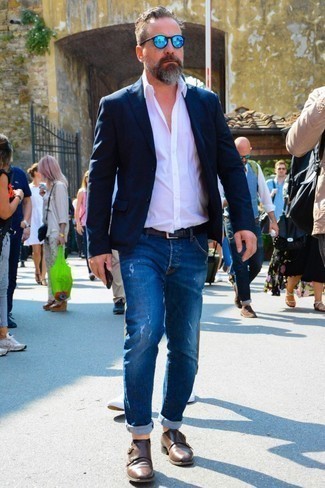 С чем носить синие рваные джинсы мужчине