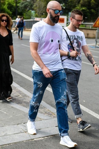 С чем носить синие рваные джинсы мужчине