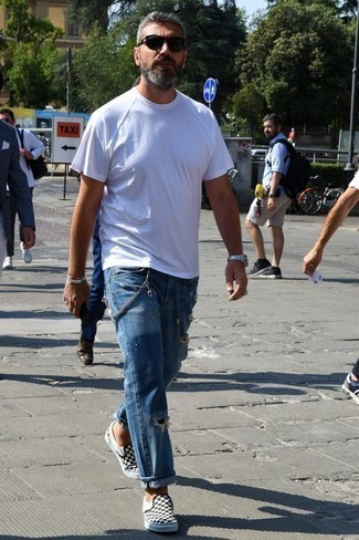 С чем носить синие рваные джинсы мужчине