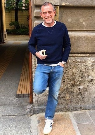 С чем носить синие рваные джинсы мужчине