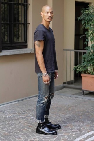 С чем носить синие рваные джинсы мужчине