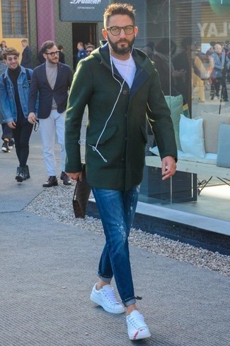 С чем носить синие рваные джинсы мужчине