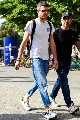 С чем носить синие рваные джинсы мужчине