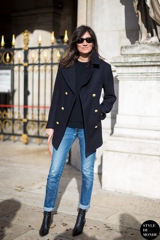 С чем носить синие рваные джинсы женщине