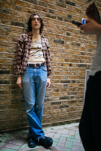 С чем носить синие рваные джинсы мужчине