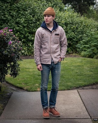 С чем носить синие рваные джинсы мужчине