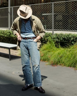 С чем носить синие рваные джинсы мужчине