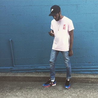 Как носить синие рваные джинсы с разноцветными кроссовками мужчине