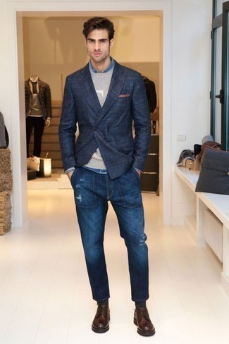 Как носить синие рваные джинсы с темно-синим двубортным пиджаком мужчине